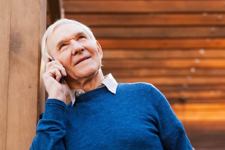 Comment les téléphones portables pour seniors facilitent-ils la communication pour les malvoyants et malentendants ?