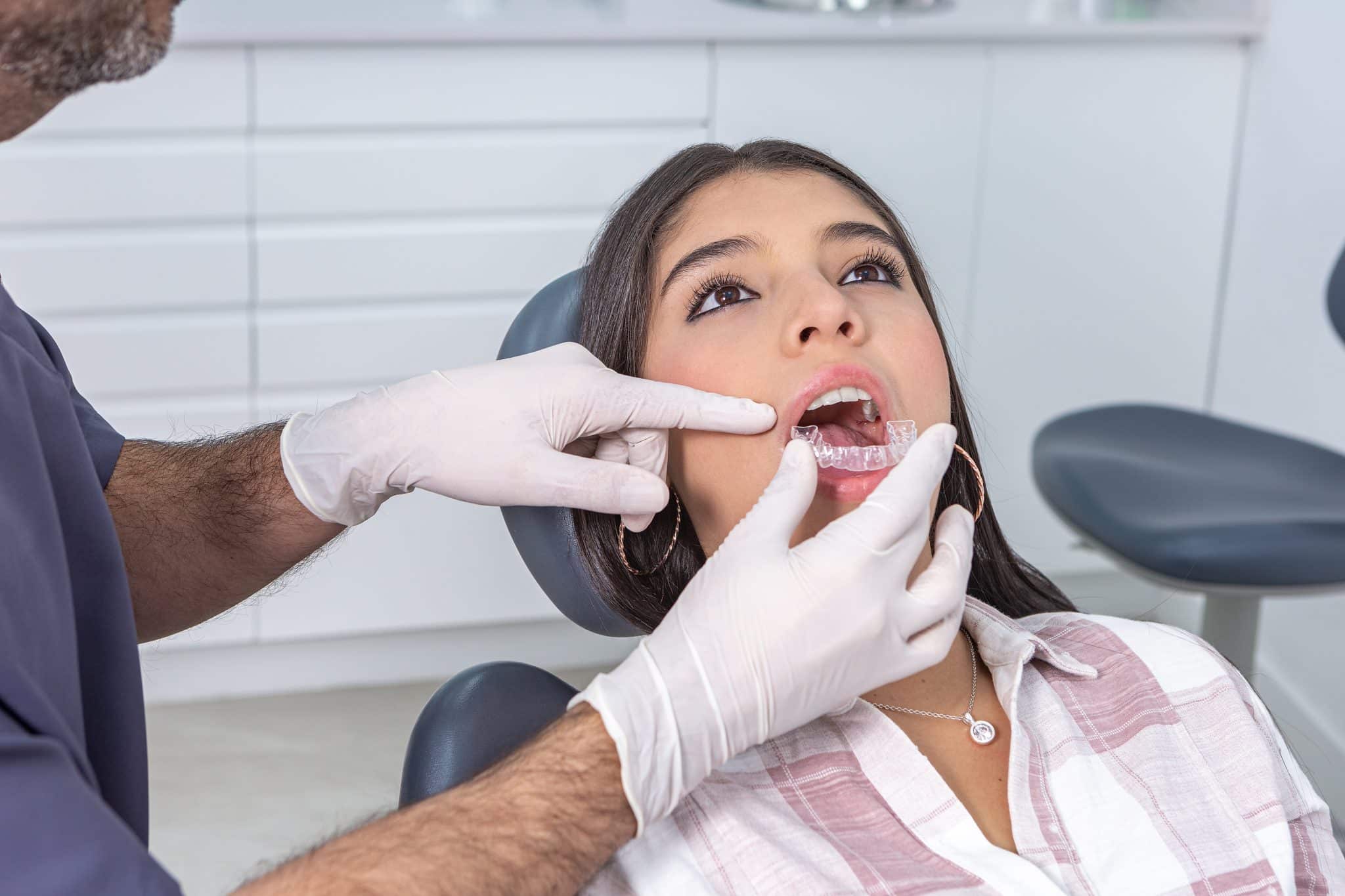 Quel est le processus de placement d’un aligneur dentaire transparent ?